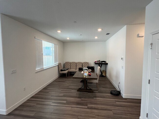 Building Photo - Gorgeous Like-New 4 Bedroom!