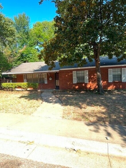 Building Photo - 2501 White Oak Ln