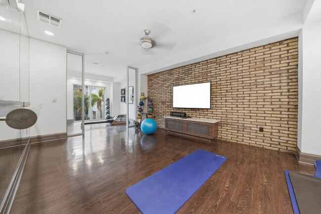 Building Photo - 1702 W Cleveland St