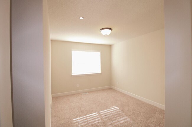 Building Photo - WELL MAINTAINED, BEAUTIFUL 5 BR HOME IN THE CAMAS HILLS!