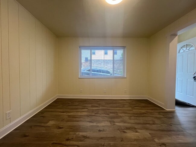 Building Photo - Now showing this updated 3BR 1.5 bath house!
