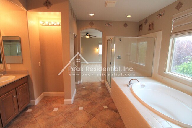 Building Photo - Wonderful 4bd/2.5ba Elk Grove Home with 3 ...