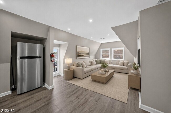 Building Photo - 467 Summer Ave