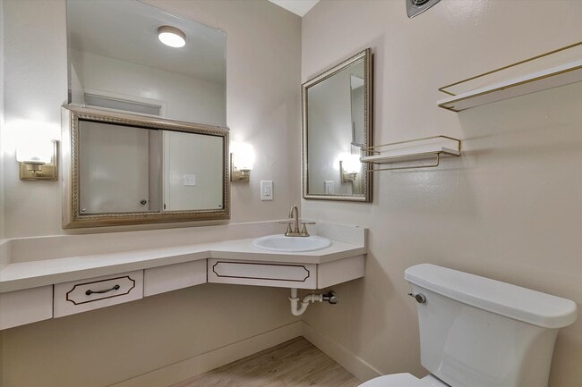 Building Photo - Duplex with 1.5 Bath and One Car Garage