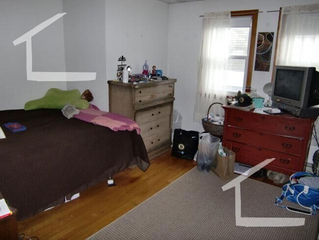 Building Photo - 3BR 1Bth unit. Great location!  Laundry in building.