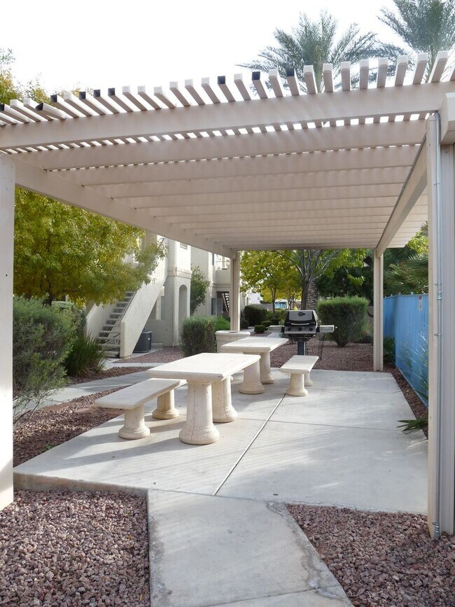 Building Photo - 2nd floor unit in gated community with pool