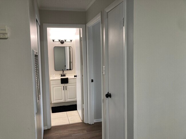 Building Photo - 3774 Lake Bayshore Dr