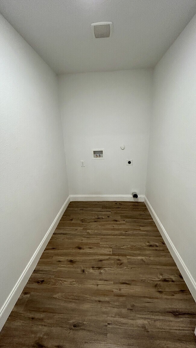 Building Photo - 7130 Shawnee Cir