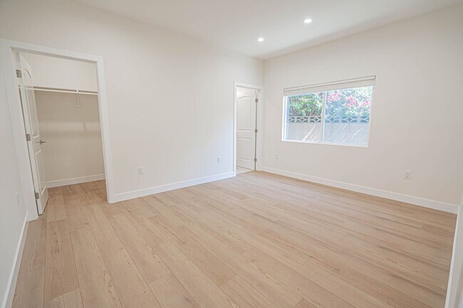 Building Photo - 10959 Collins St