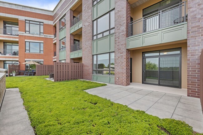 Building Photo - 850 Village Center Dr