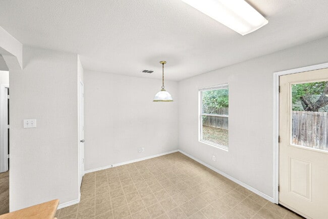 Building Photo - Charming 4-Bedroom Sanctuary - Spacious Living Awaits