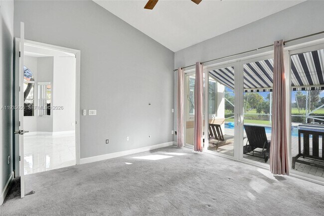 Building Photo - 652 W Palm Aire Dr