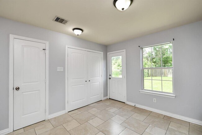 Building Photo - 10022 Raymondville Rd
