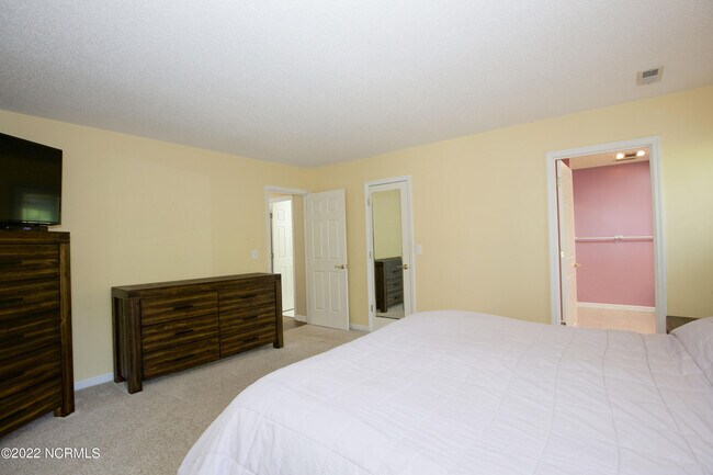Building Photo - 127 Pine Lake Dr
