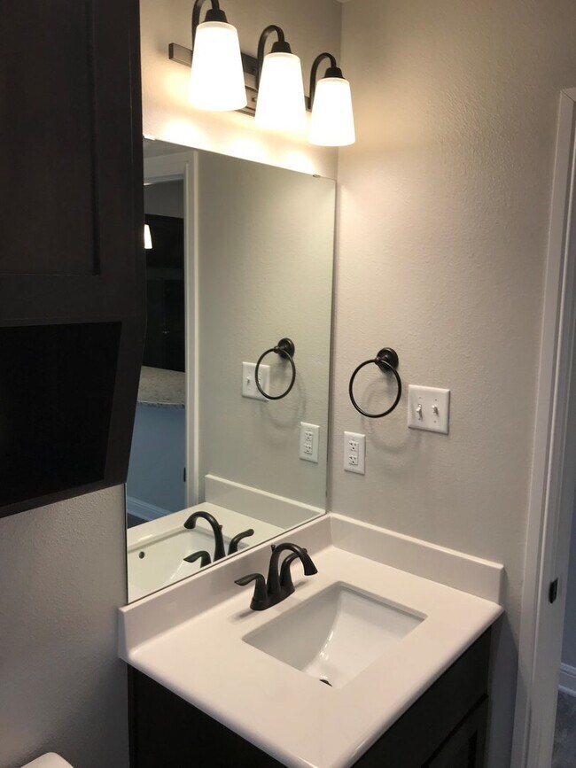 Building Photo - Gorgeous 2 bed/2 bath near Bunny Trail