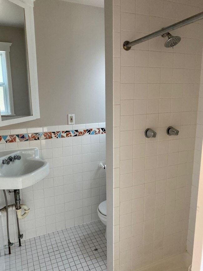 Building Photo - Beautiful 3 bed/2 bath Near Downtown!