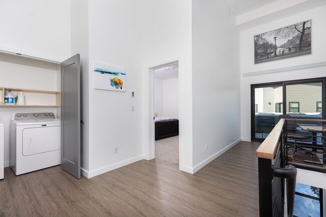 Building Photo - Fully Furnished - 2 bedroom / 2.5 unit in ...