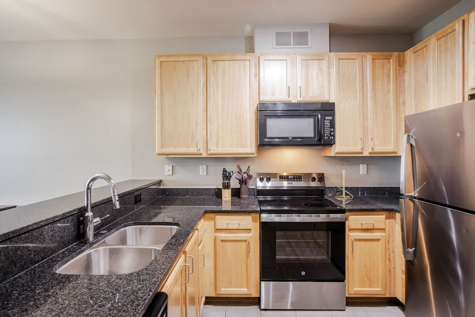 Building Photo - 121 E Freedom Way