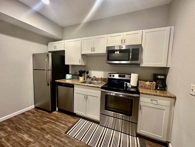 Building Photo - Two Bedroom Apartment in the Heart of Bluffton's Promenade!