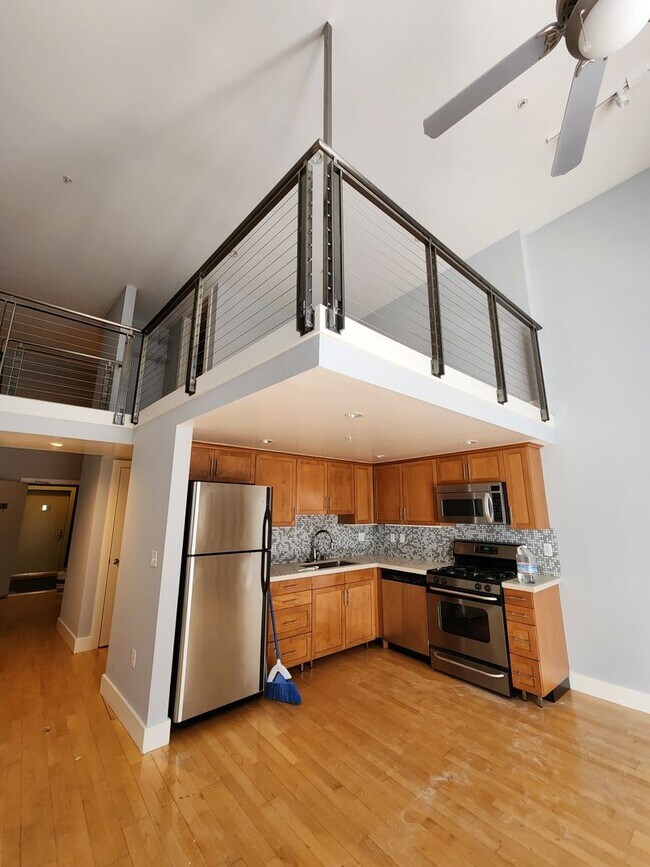 Building Photo - Epic REA/Azari PM: Private Oasis, 1 BR/ 1....