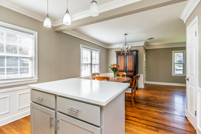 Building Photo - 2224 Harrodsburg Rd