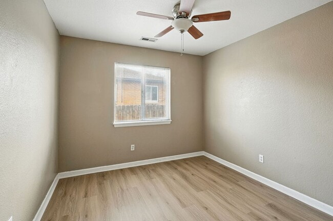 Building Photo - Updated Home in Sunnyside!