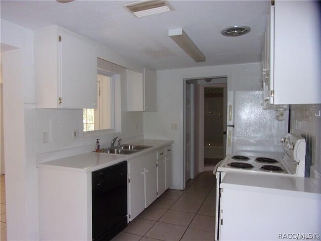 Building Photo - 28 N Davis St