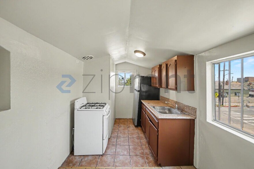 Building Photo - Unit B