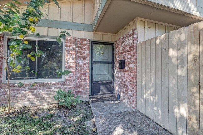 Building Photo - 901 E Village Ln