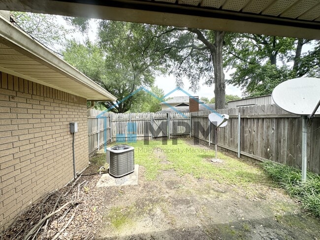 Building Photo - 1804 Woodhaven Dr