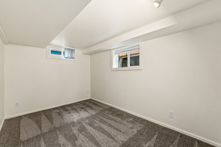 Building Photo - 2655 8th Ave W