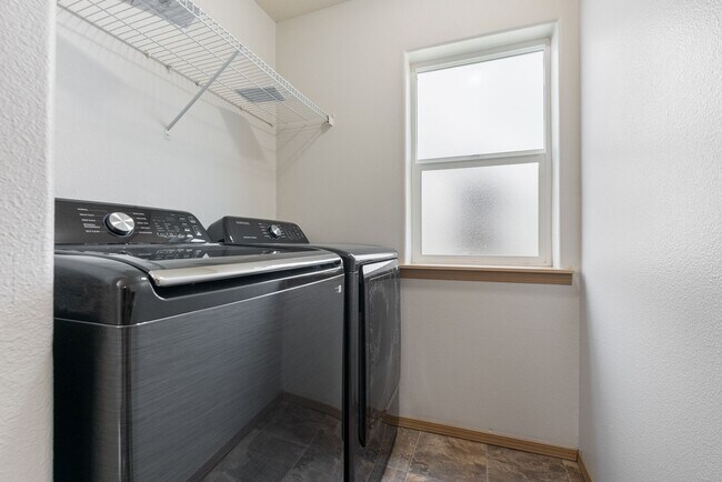 Building Photo - Beautiful 4bed/2.5bath - 1/2 OFF First months rent!