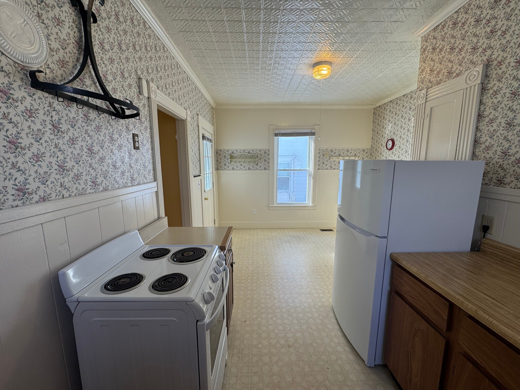 Building Photo - 10 Maple St