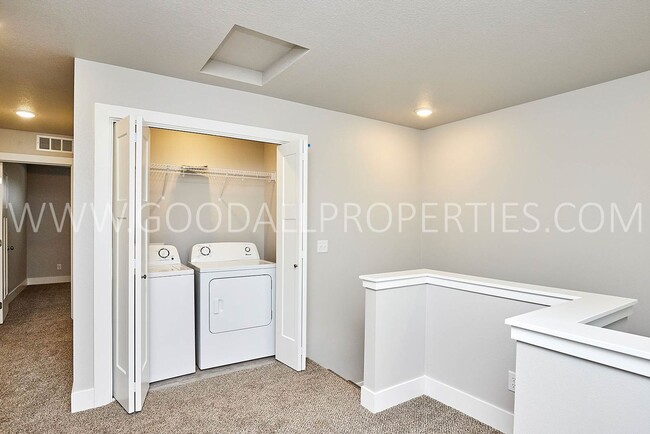 Building Photo - Beautiful 3 bedroom 2.5 bath townhome in W...