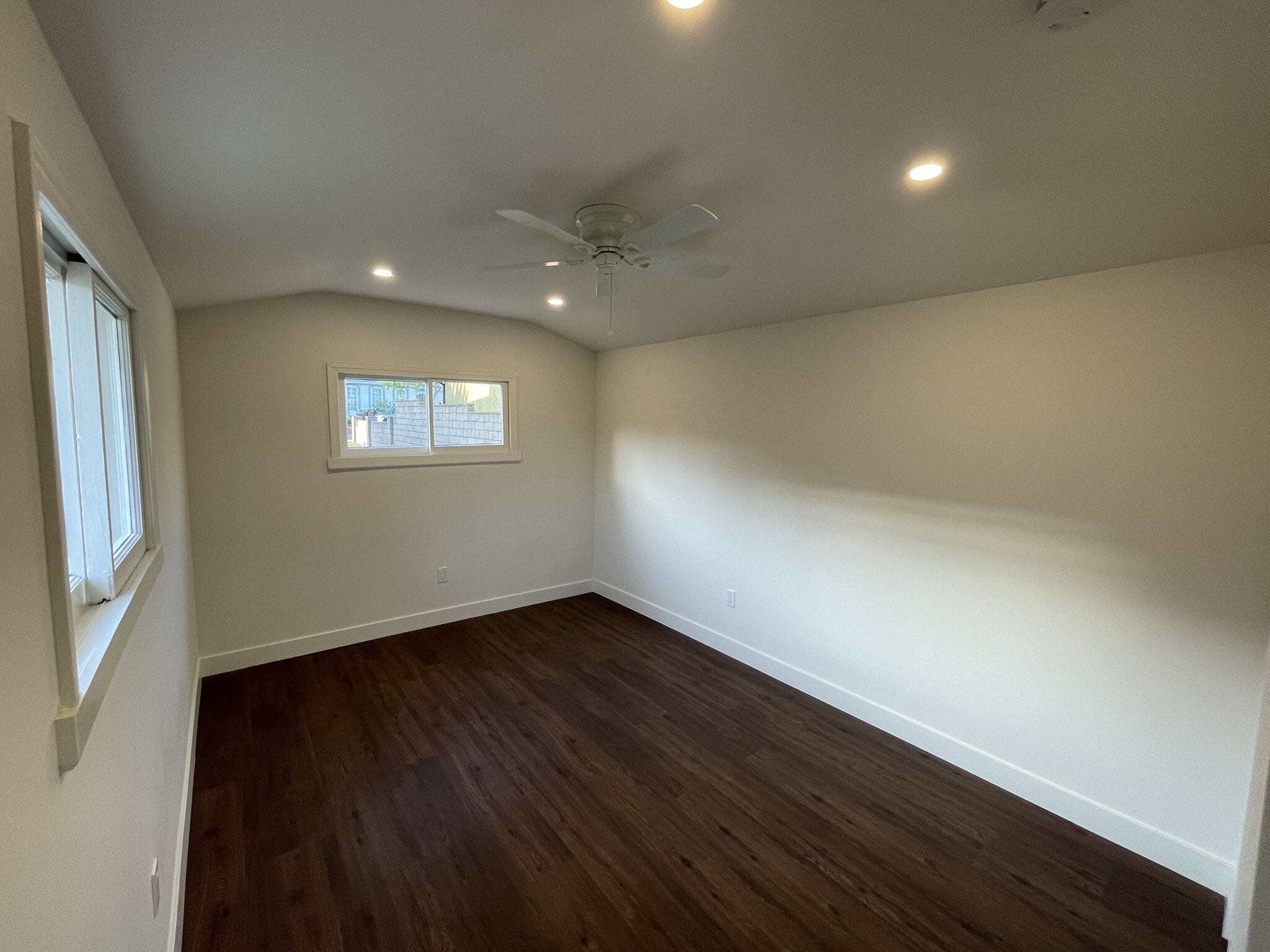 Building Photo - 423 W Maple Ave