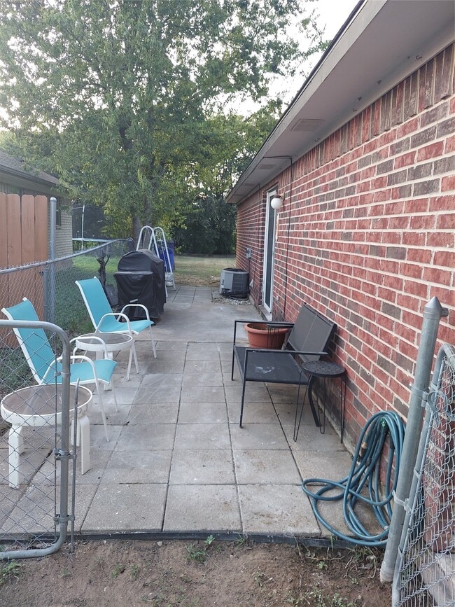 Building Photo - 933 Valentine Ave