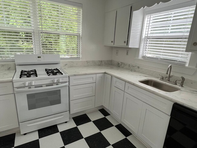 Building Photo - Top Floor - 1BR One Block from Piedmont Park! ~ Renovated!