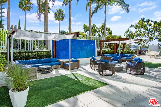 Building Photo - 13700 Marina Pointe Dr