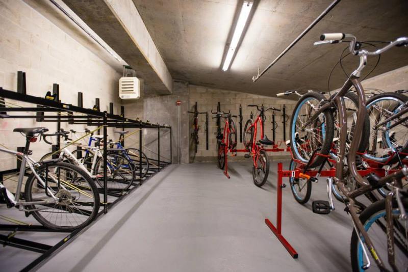 Building Photo - 76 E Lake St