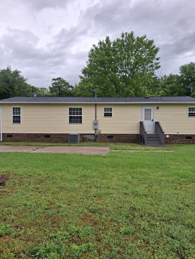 Building Photo - 4 Bedroom 2 Bath House