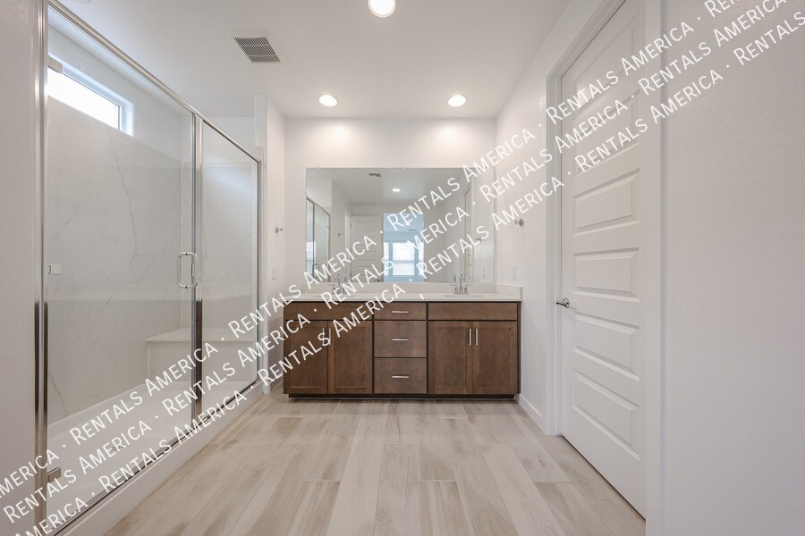 Building Photo - 10151 E Ulysses Ave