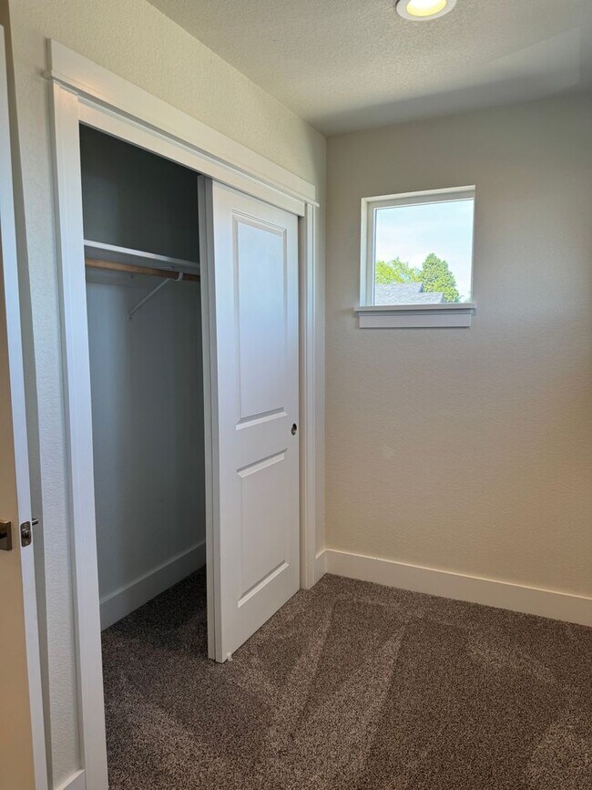 Building Photo - Newer 3 bedroom, 2.5 bath duplex in desirable neighborhood!