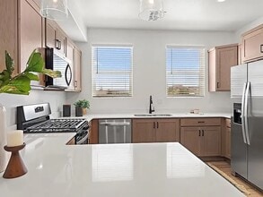 Building Photo - 2065 S Grandiflora Rd