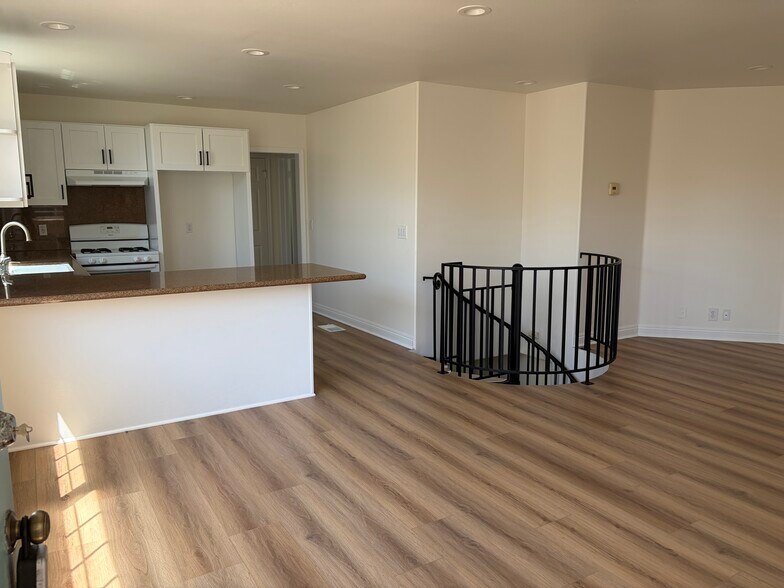 Building Photo - 3111 Bayview Dr