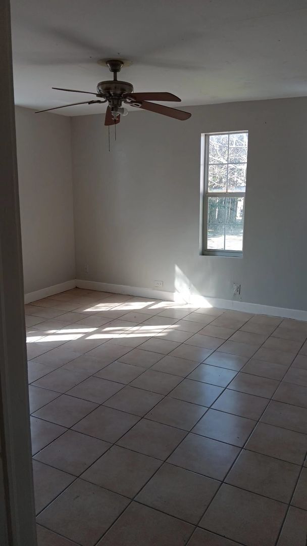 Building Photo - Completely renovated Large house, perfect for a family or young professional!
