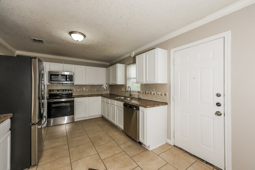 Building Photo - 3115 Teodoro Dr