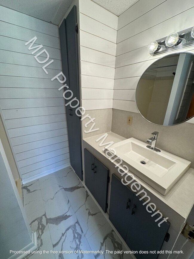 Building Photo - 206 Harold St