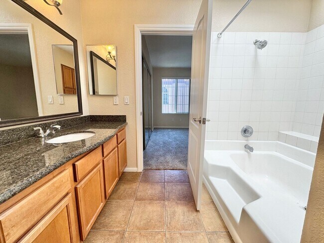 Building Photo - CUTE 2ND FLOOR UNIT, 2 BEDROOM/2 BATH CONDO!