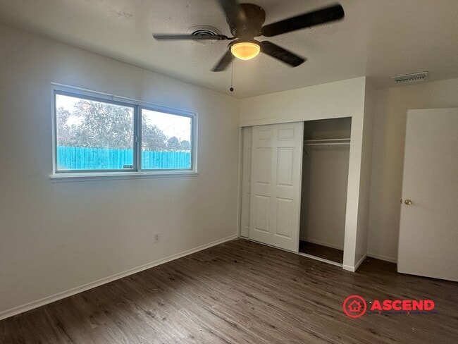 Building Photo - Stunning 4 Bedroom Home Near Shopping Center!