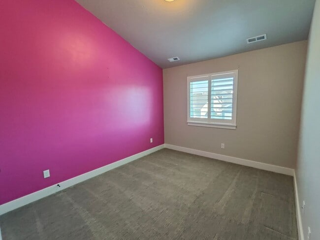 Building Photo - Spacious 4 bed/2.5 bath Home!